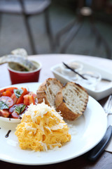omelette with bread