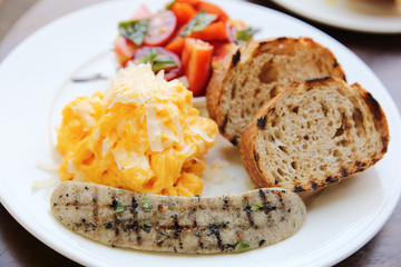 omelette with bread