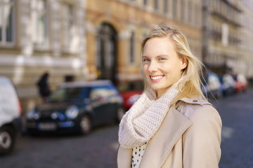 Fototapeta premium moderne junge frau geht durch die stadt