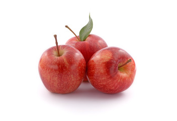 tre mele rosse - sfondo bianco