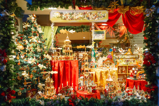 Christmas toy window display hi-res stock photography and images