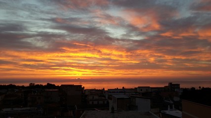 Nuvole rosse di un'alba infuocata