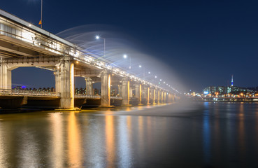 Fototapeta premium Banpo Bridge Rainbow Fountain in Seoul,South Korea
