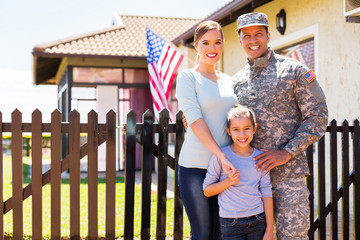 american soldier reunited with family - obrazy, fototapety, plakaty