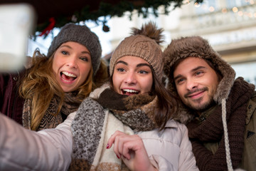 Freunde, Paar, Gruppe schiesst Selfie Foto auf dem Weihnachtsmarkt