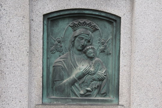 Maria mit Christuskind auf einem Grabstein