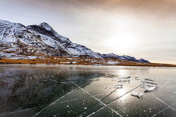 Valmalenco (IT) - Lago ghiacciato con Pizzo Scalino sul fondo