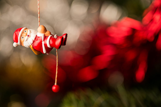 P&egrave;re No&euml;l se balan&ccedil;ant au bout d'une corde