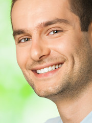 Obraz premium Handsome young smiling man, outdoor