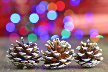 dekoracyjne szyszki na tle magicznego bokeh © Darios