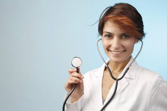 Giovane dottoressa mostra il suo fonendoscopio 
