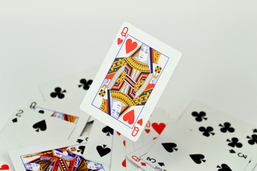 Kartenspiel mit schwebender Herz-Dame