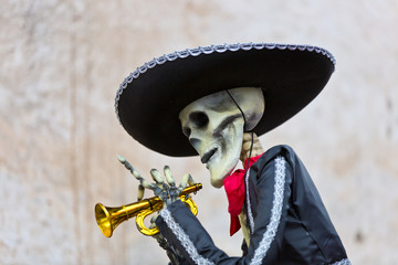 Skelett spielt Trompete in Guatemala