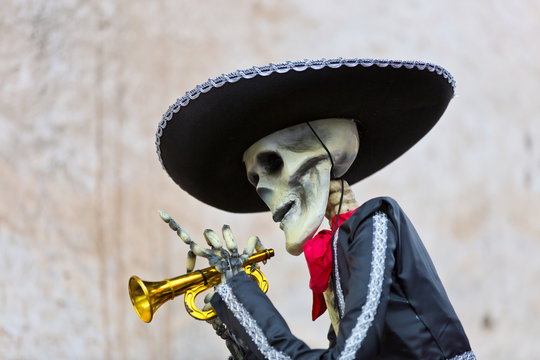 Skelett spielt Trompete in Guatemala