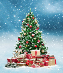 Bunt verpackte Geschenke unter dem Weihnachtsbaum 