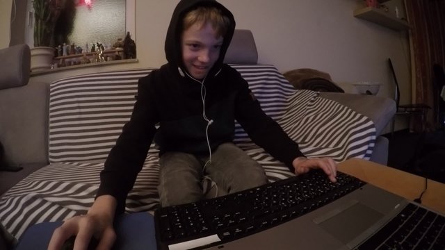 Kind spielt am PC in der Dunkelheit der Nacht