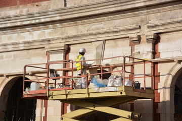 obrero trabajando en la fachada de un edificio