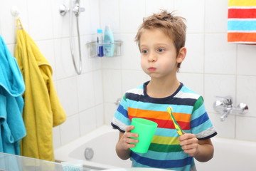 Junge putzt seine Zähne