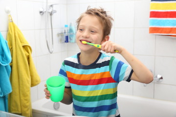 beim Zähneputzen