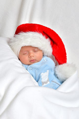 Kleines Baby ist am schlafen und tr&auml;gt eine Weihnachtsm&uuml;tze