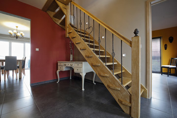 escalier moderne tournant en bois de chêne massif et fer forgé