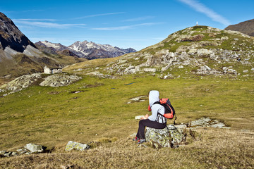 Fototapeta premium Girl hiker sitting and observing Troumous circus panorama