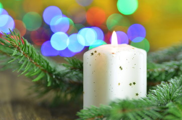 paląca się biała świeczka na tle magicznego bokeh © Darios