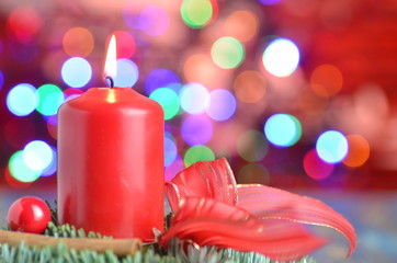 paląca się czerwona świeczka na tle magicznego bokeh © Darios