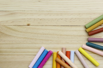Obraz premium colorful chalks on wooden table.