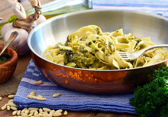 Pesto an Pasta in Kupferpfanne