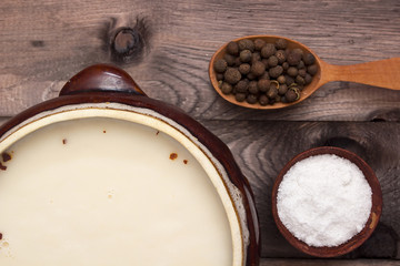 Lard in ceramic ware