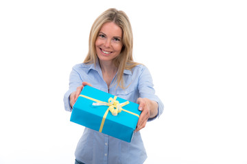 hübsche frau reicht mit freude ein geschenk