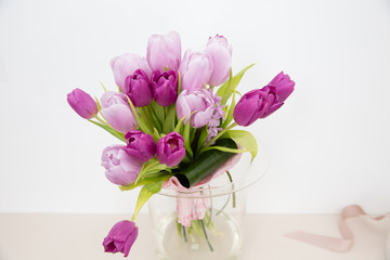 Obraz na płótnie Canvas Tulips in vase at home/ tulips