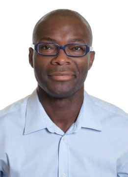 Passbild eines sympathischen Afrikaners mit Brille