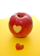 ハートのリンゴ./リンゴの皮をハート型にくり抜きました.
