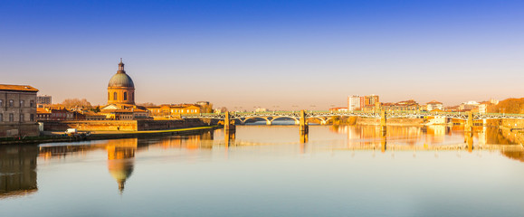 l'hôpital de Grave et le pont Saint Pierre sur la Garonne à Toulouse, France