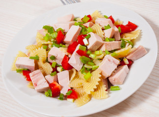 pasta salad with chicken and vegetables