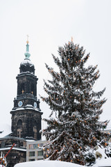 Weihnachtsmarkt in Dresden im Schnee