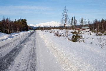 Gefrorene Straße in Schweden