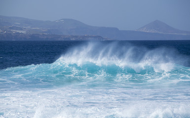 breaking waves natural background