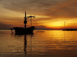 Fototapeta premium Fishing boat sunrise