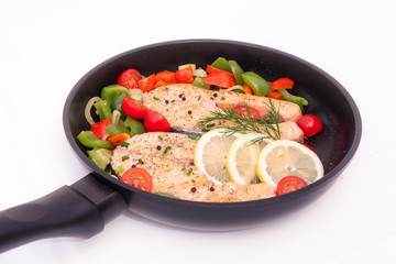 gebratenes Lachssteak mit Gemüse