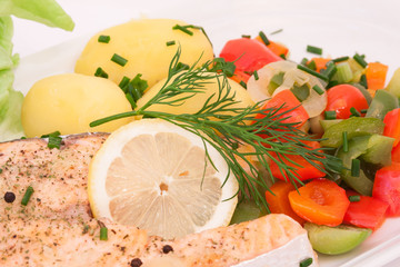 gebratenes Lachssteak mit Gemüse