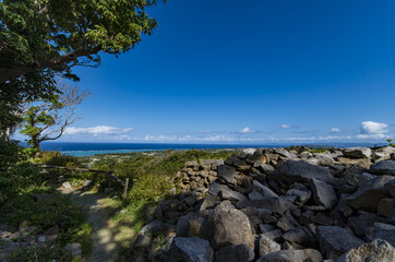 石垣と広がる海