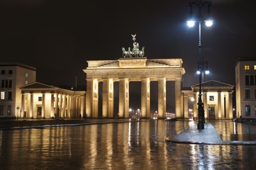 Fototapeta na wymiar Brandenburger Tor bei Nacht