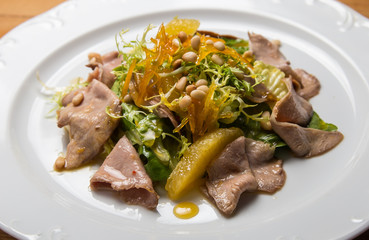 Warm salad with beef and sesame seeds
