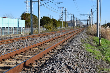 Fototapeta na wymiar 常磐線の線路（複線）／茨城県で常磐線の線路（複線）を撮影した写真です。常磐線には、上野から約45kmの取手駅と藤代駅間に、交直切替を行うデッドセクションがあり、その近くにある踏切付近で撮影しました。 