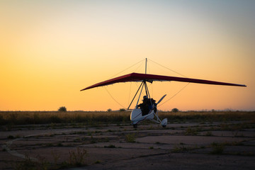 Fototapeta na wymiar Hang-gliding, standing at dawn on the runway
