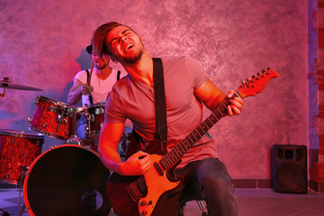 Obraz premium Musicians playing musical instruments in a studio