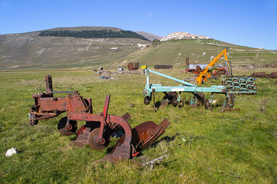 vecchi attrezzi agricoli nella pianura di Castelluccio in Italia
